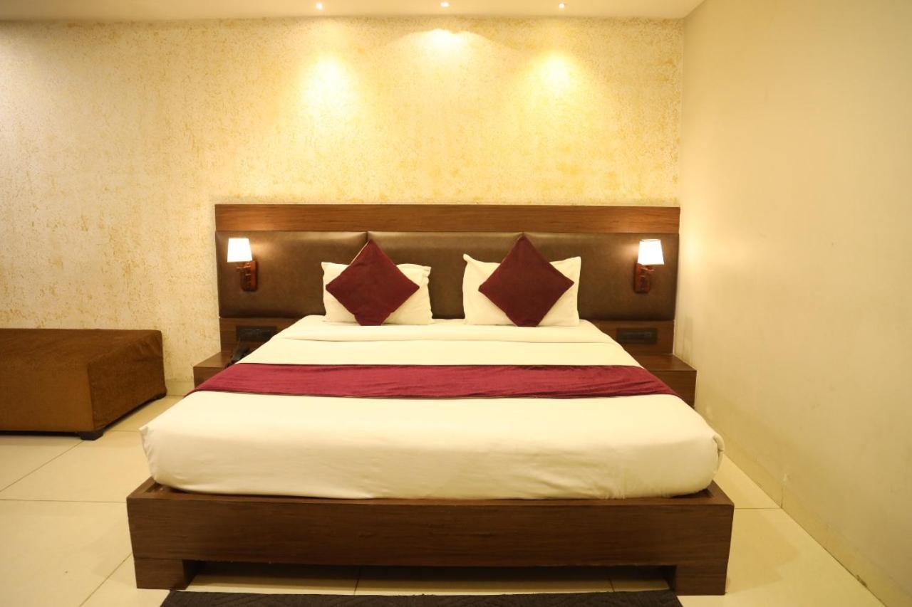 Hotel La Pearl Naiapura Ngoại thất bức ảnh