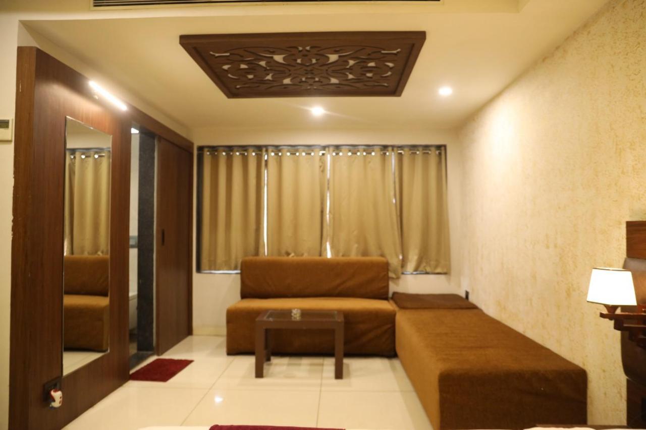 Hotel La Pearl Naiapura Ngoại thất bức ảnh